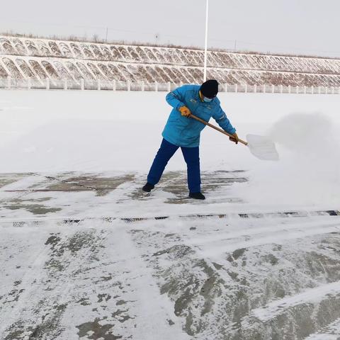 兴安分公司所属加油站清雪除冰保安全