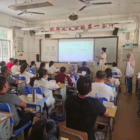 齐心协力鼓干劲，家校携手谱新篇——三亚市第四中学凤凰校区家长会完美举行