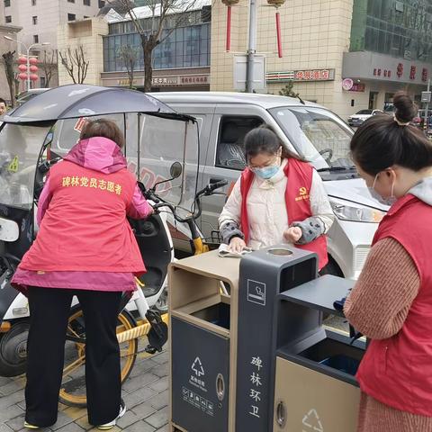 开通巷社区开展“大清扫 大擦洗”爱国卫生活动