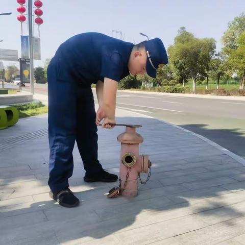 【西咸消防】沣柳路小型站对沿街市政消火栓进行检查。