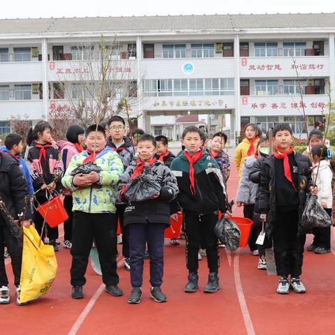 桃花灼灼笑春风  掀搞当当护树忙——东陈镇丁北小学开展劳动周之爱树护树活动