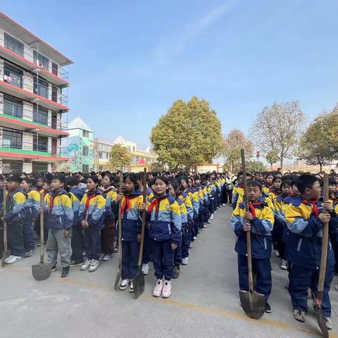 春意萌动，“浇”个朋友——郾城区孟庙镇春芽小学开展植树节浇水活动