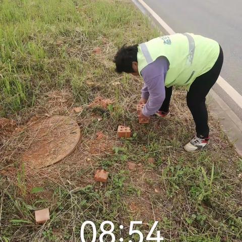 清理偷倒垃圾，加强环境卫生整治