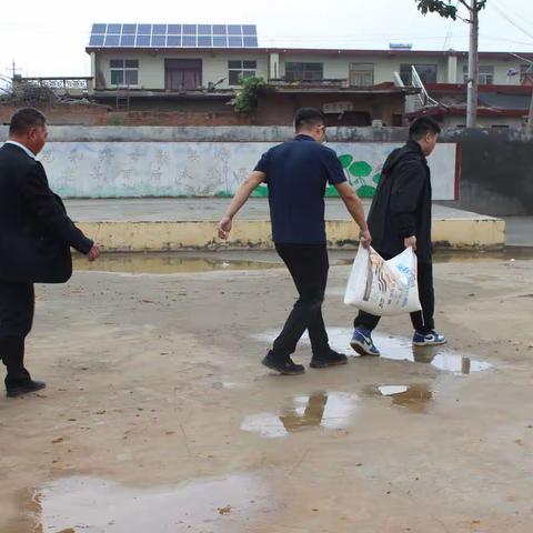 卫辉市委常委、副市长魏克涛同志到殡葬改革工作先进村进行调研