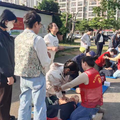 海姆立克急救法“抢镜”！这堂社区急救课，居民抱着道具练到停不下来