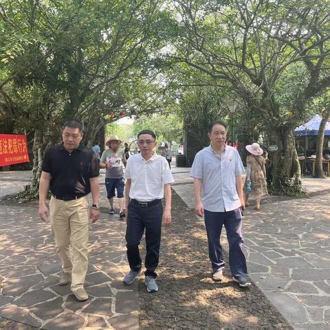 文德林调研员带队开展假日旅游市场检查工作