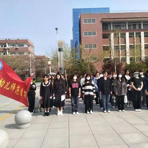 “缅怀革命先烈，追忆革命历史”――周口幼儿师范学校开展清明节祭扫革命烈士纪念碑活动