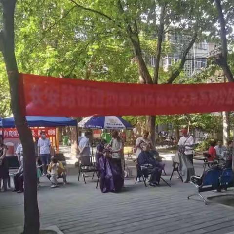 五社联动，关爱一老一小——西勘社区社工室开展“义诊服务传健康 义剪理发暖人心” 志愿服务活动