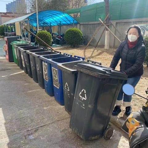 槐荫区南辛庄街道东路社区 开展小区垃圾分类“巡查”行动