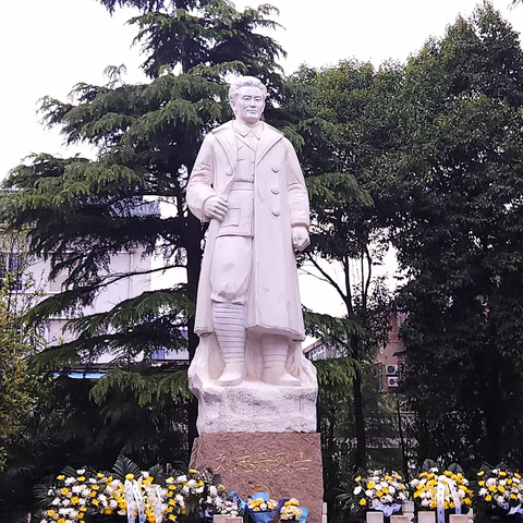 桃花红雨英雄血 碧海丹霞志士心——新城区在革命公园举行清明祭英烈活动