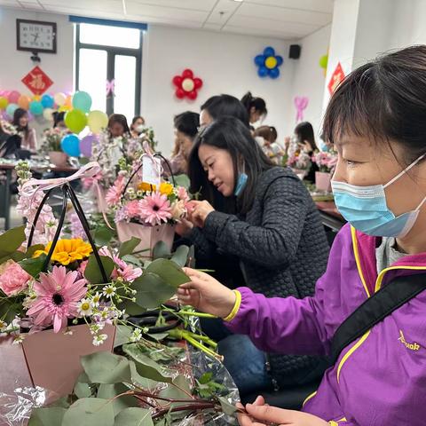 杆石桥：“春暖花开时 巾帼绽英姿”七一小区社区插花活动