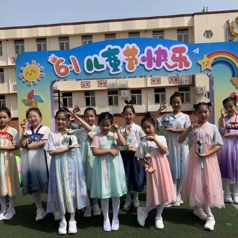 我们的快乐六一🥳🥳🥳。 果园小学三1班。