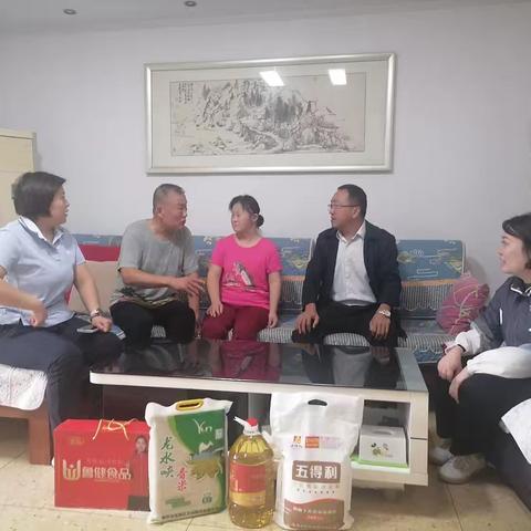 脚步丈量温暖 真心传递祝福——千佛山东路社区中秋走访活动