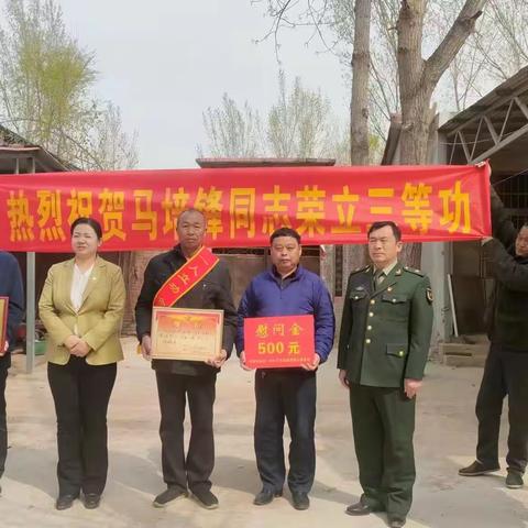 喜报送上门    拥军暖人心---示范区杏花营农场为荣立“三等功”现役军人家庭送喜报