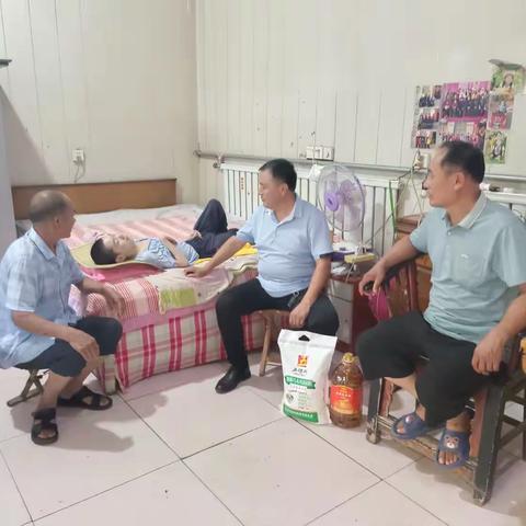 从点滴小事中融入群众心坎