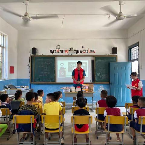 市发改委驻村工作队开展“与法同行，为成长护航”普法进校园活动