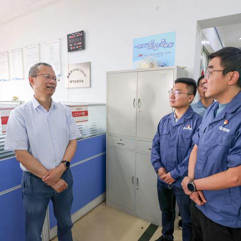 乌江能投公司到贵州燃气集团走访慰问节日期间坚守岗位干部职工