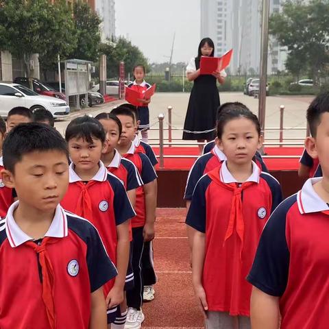 推广普通话   奋进新征程——聊城市外国语学校教育集团新城小学校区“推普周”升旗仪式纪实