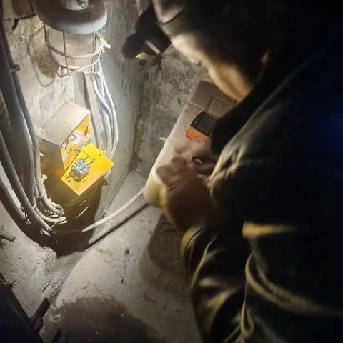 80号楼电梯紧急抢修