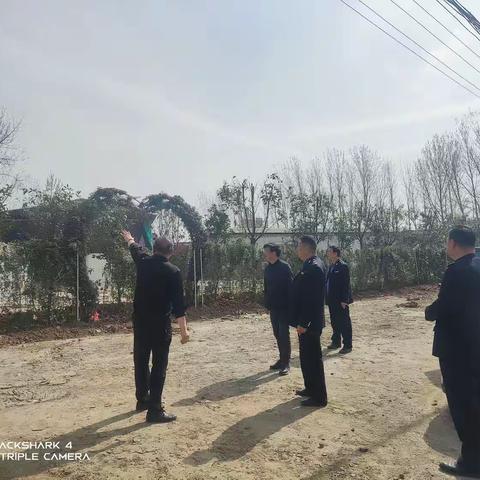 为扎实推进市容市貌大提升工作，对入市口违法建筑拆除后的裸露地块进行清理与绿化提升