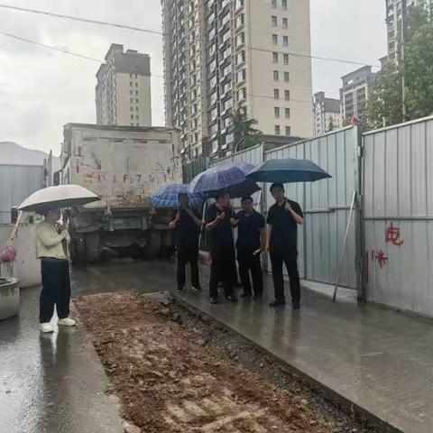 县人大城建环保委视察“中心城区排水管网建设与改造项目”施工情况