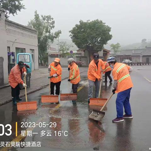 雨后“洁城”不停歇，清淤打扫不断档