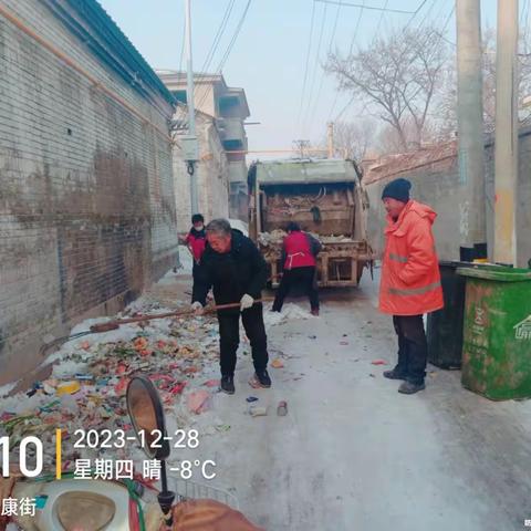 暴雪后的坚守，环卫工人为清扫积雪加班加点