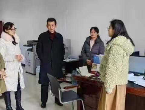 人民银行玉溪市分行党委书记、行长陈文玉同志看望慰问年终决算一线工作人员