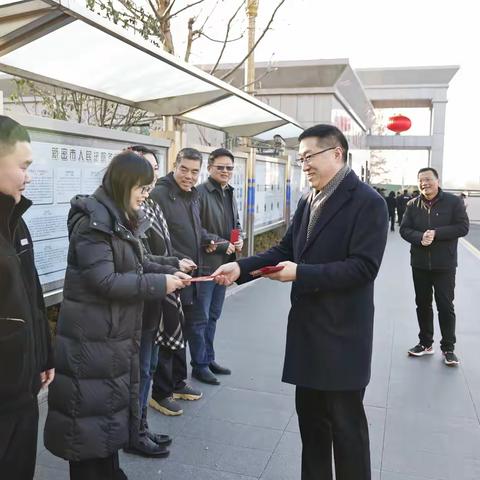 新密法院党组春节慰问值班干警