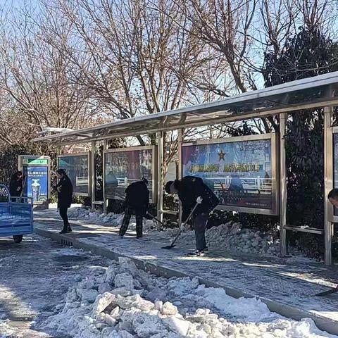 卫辉公交公司组织人员清理公交站牌积雪