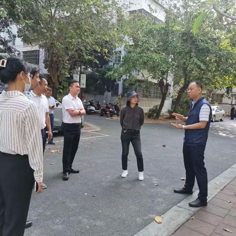 区委常委陈文娇到春光社区督导创文工作
