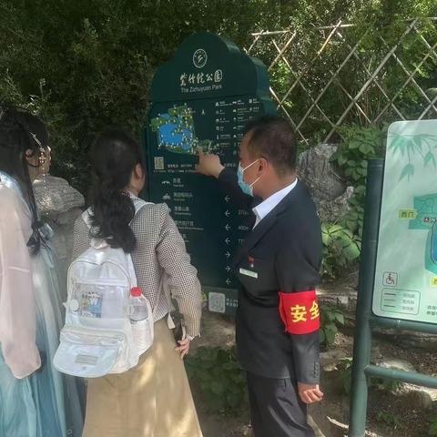 主题教育见行动 门区服务为游客