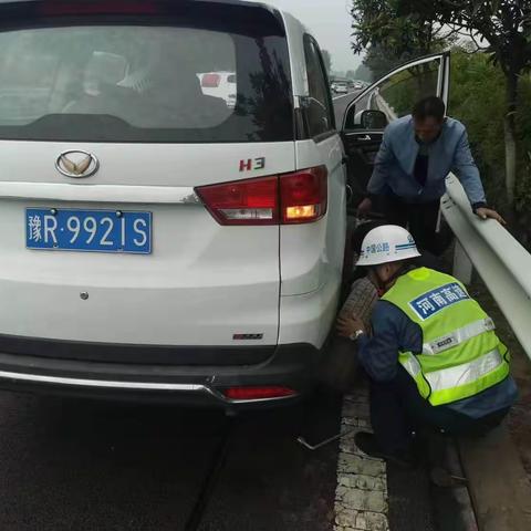 中秋节巡查途中遇爆胎路产队员急相助快速换胎保安全