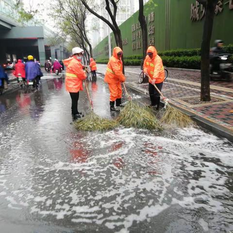 清扫二股借雨洗路 迎着风雨前行