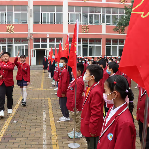 学习二十大 童心永向党——中原区华山路小学新队员分批入队仪式