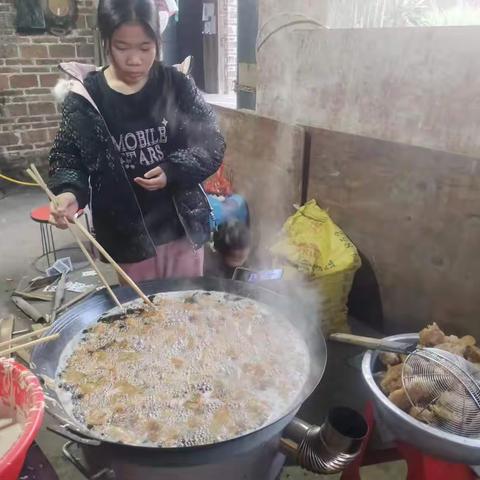 龙塘教学点利用节日主题教育活动，加强学生思想道德建设