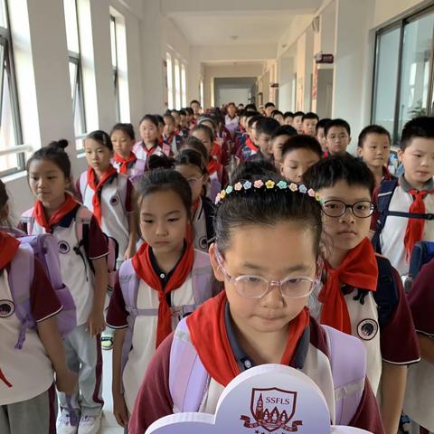 走最美路队，展最美风采———记四（12）班最美路队评比