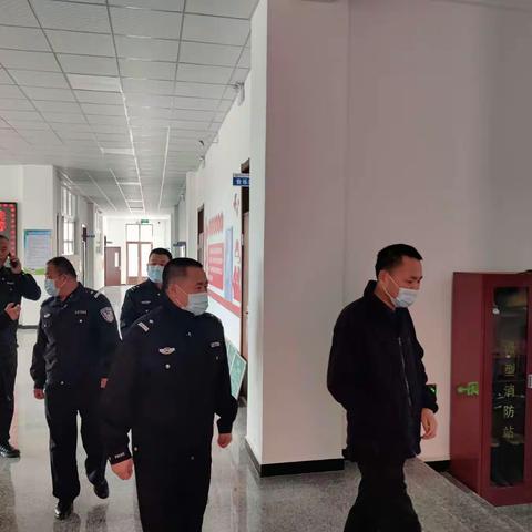 筑牢安全防线营造平安校园——中和小学警校合作暨管制刀具搜缴及安全隐患排查纪实