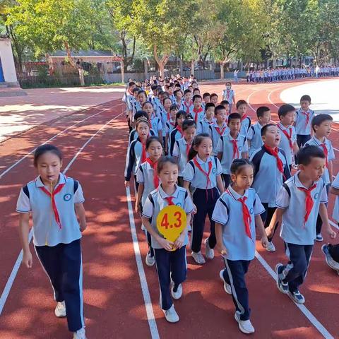 实验小学四年级三班队列展示