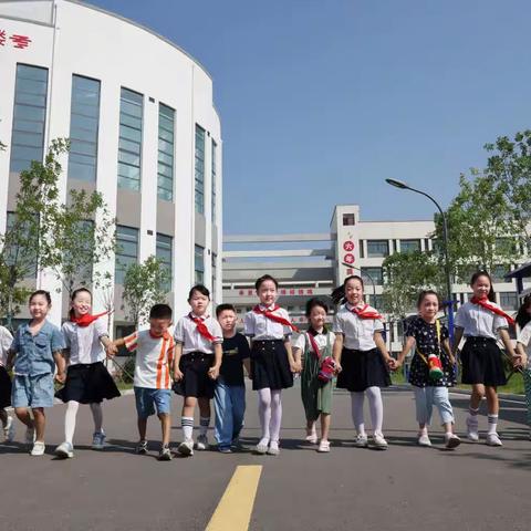 小手拉大手，校园走一走——人民路小学一年级入学课程之校园旅行