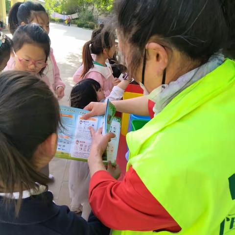 五一节日我在岗，垃圾分类宣传忙