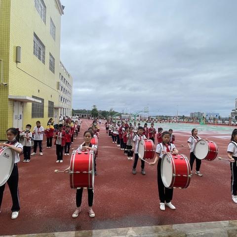 龙新小学鼓号队