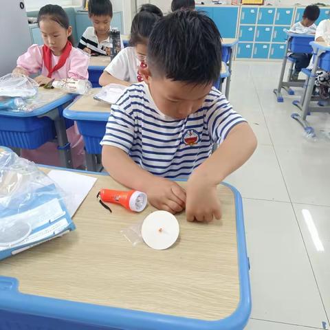 6.16镜泊路小学一年级STEM主题课程《七色光》剪影