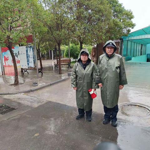 聚集党群之力，齐筑平安社区——示范区梁苑办事处专职巡防队开展雨天平安建设巡逻