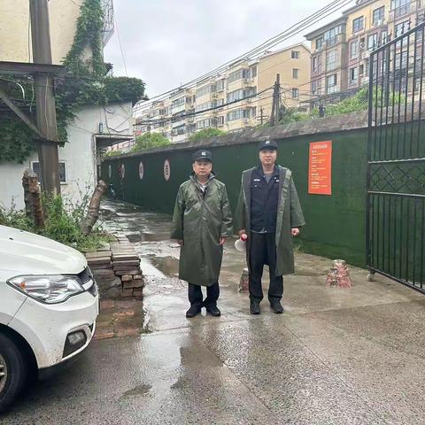 示范区梁苑办事处综治办专职巡防队---雨天巡逻不停歇 守护百姓保平安