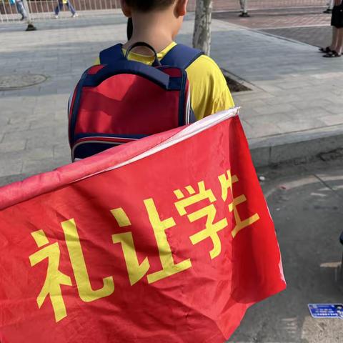 站好暖心护学岗，陪伴平安上学路｜文化路实小三年级“护学岗”活动