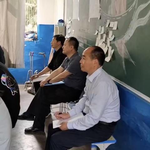 推门听课促成长，调研赋能提质量——县科教体局领导深入镇安县初级中学视察中考复课工作