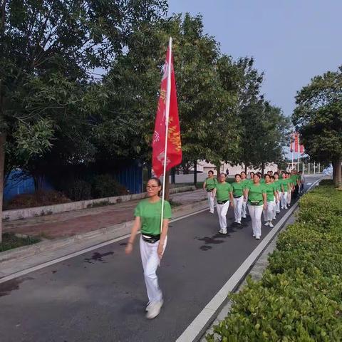 东城半岛社区开展“永远跟党走，健步迎八一”全民健身活动