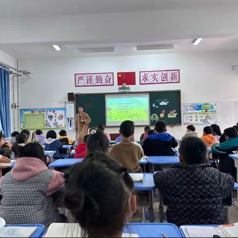 “送课到校促教研，骨干引领共成长。”———新密新区实验小学送课下乡活动。