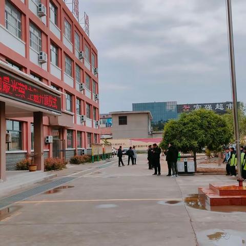 天宝二中“致敬劳动者，劳动最光荣”升旗仪式